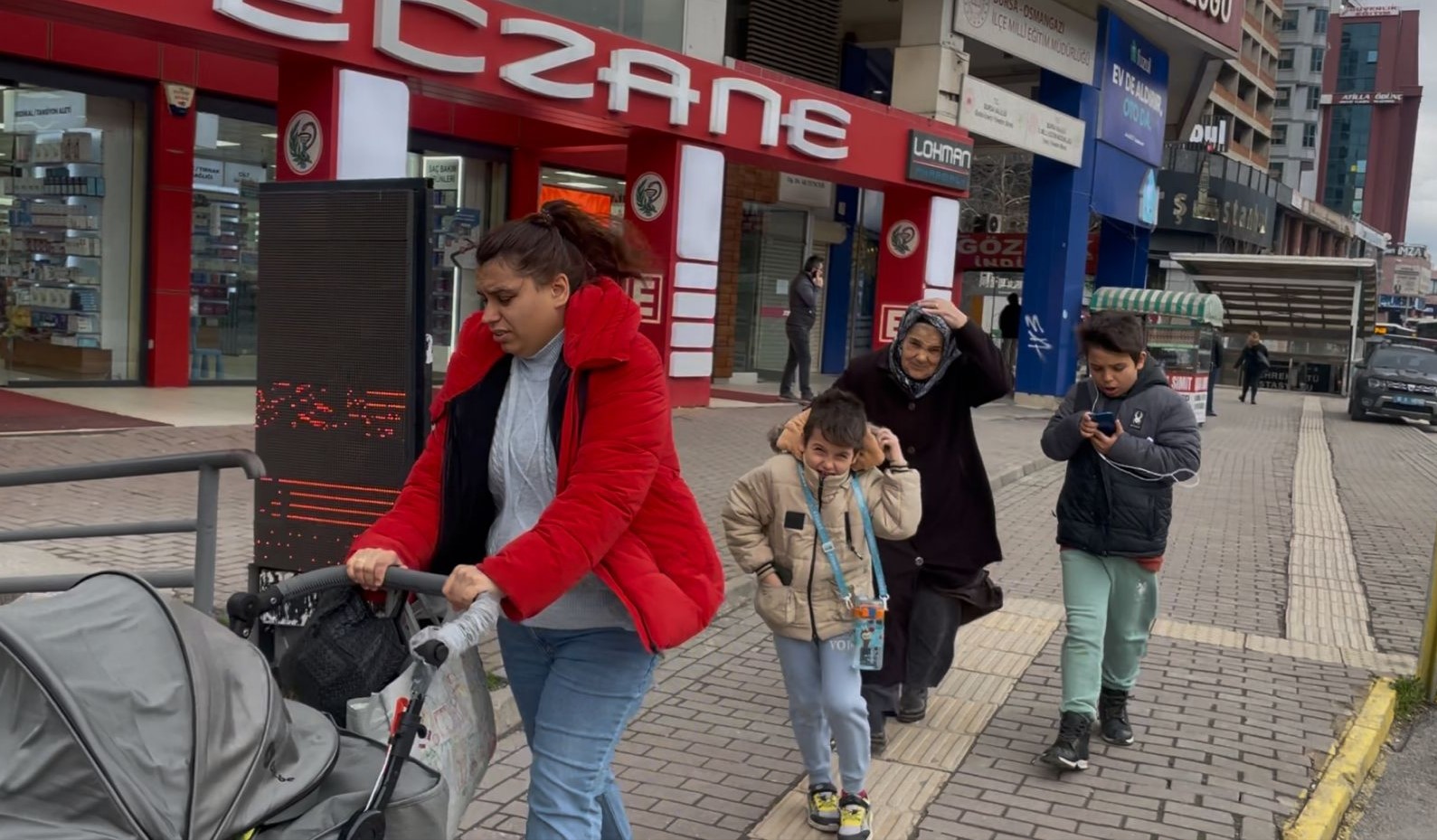 Bursa’da fırtına uçurdu...Yolda yürümekte güçlük çektiler
