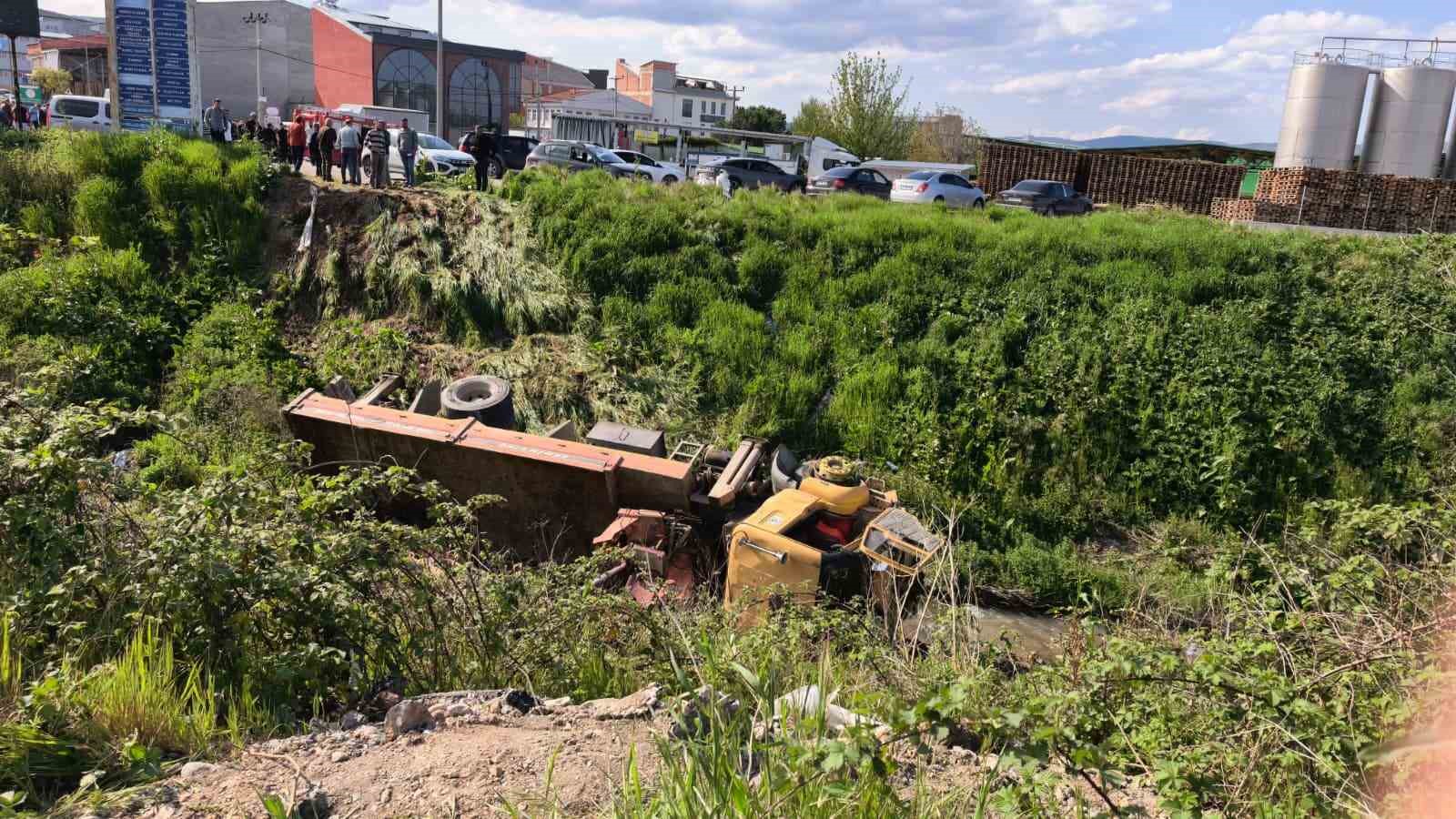 Bursa’da freni patlayan vinç dereye uçtu : Sürücü hayatını kaybetti
