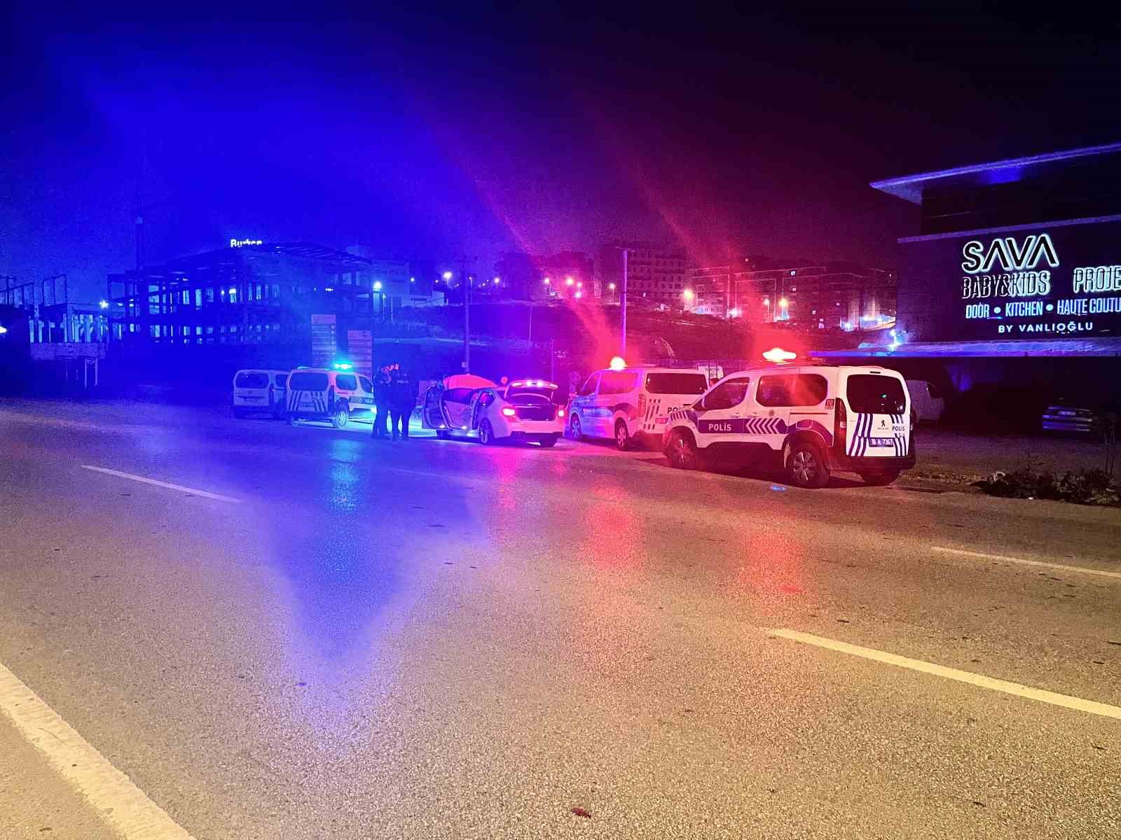 Bursa’da gece yarısı hesaplaşma, aracın önünü kesip ateş açtı
