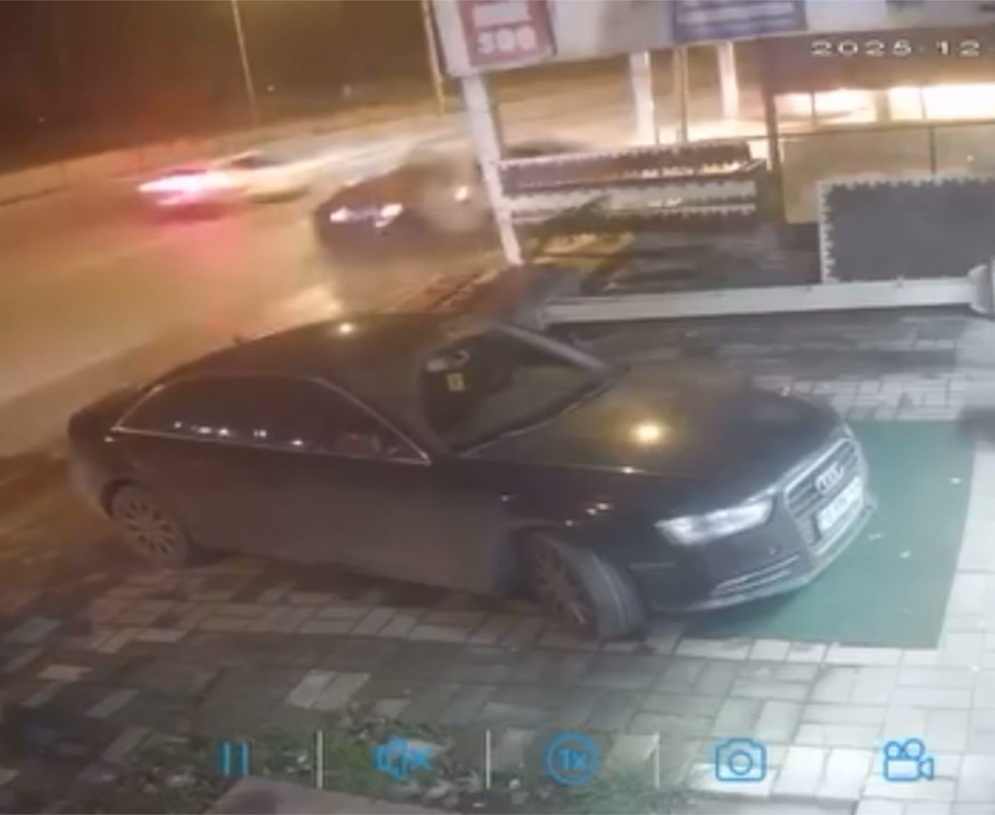 Bursa’da gece yarısı kaza anı kamerada : 1’i ağır 4 yaralı
