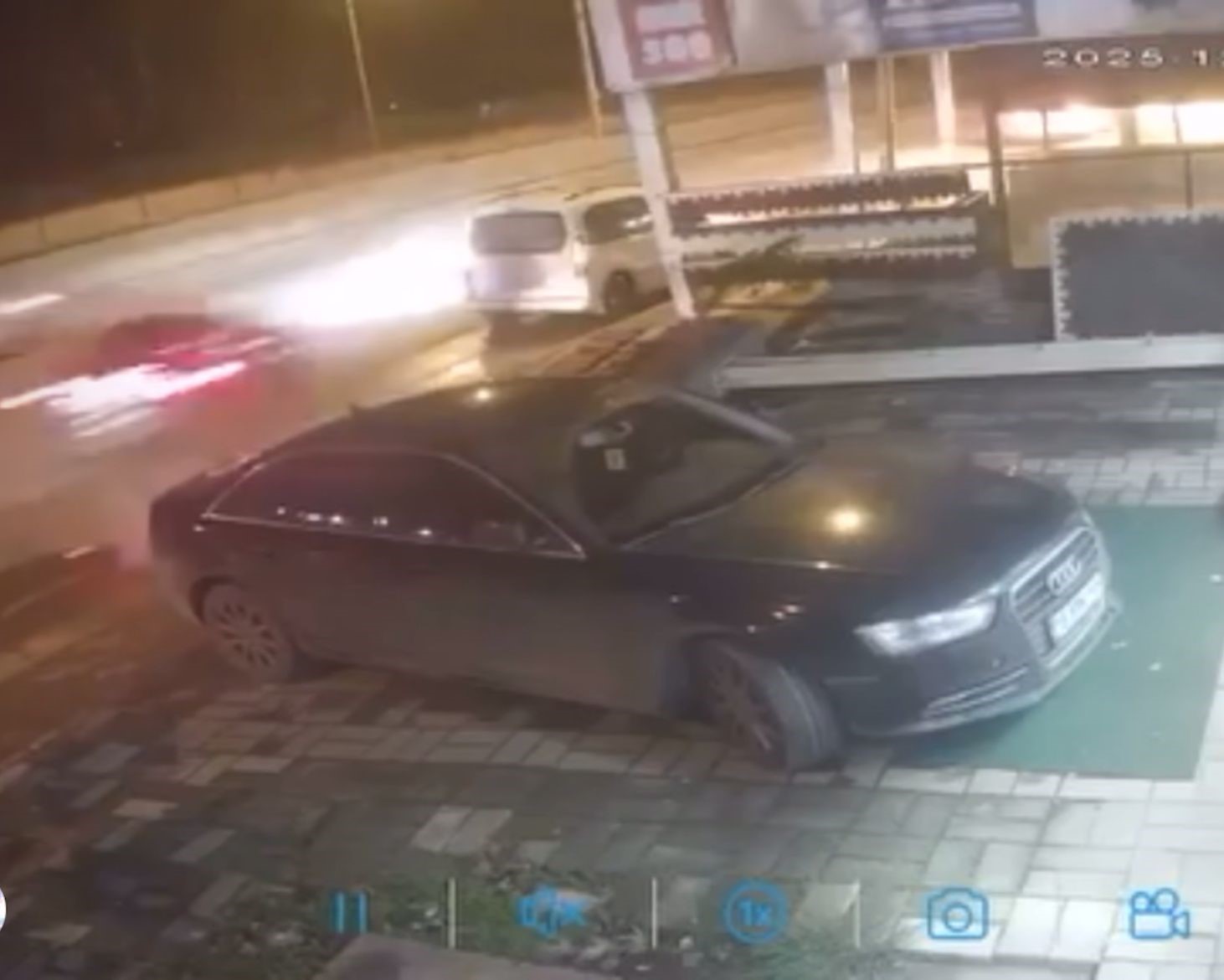 Bursa’da gece yarısı kaza anı kamerada : 1’i ağır 4 yaralı
