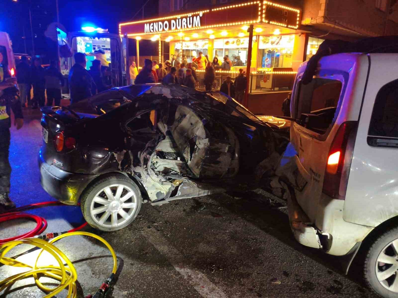 Bursa’da gece yarısı kaza anı kamerada : 1’i ağır 4 yaralı
