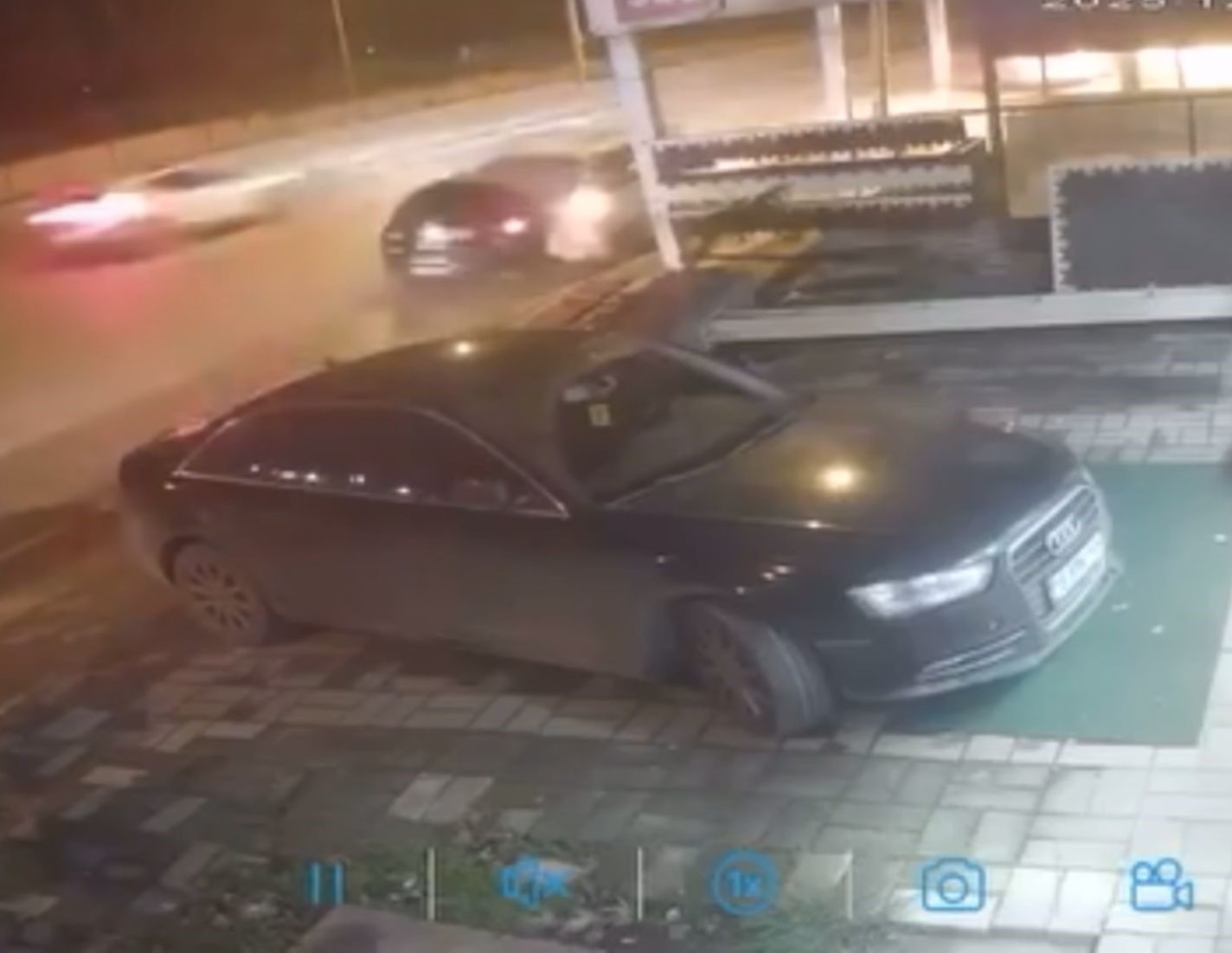 Bursa’da gece yarısı kaza anı kamerada : 1’i ağır 4 yaralı
