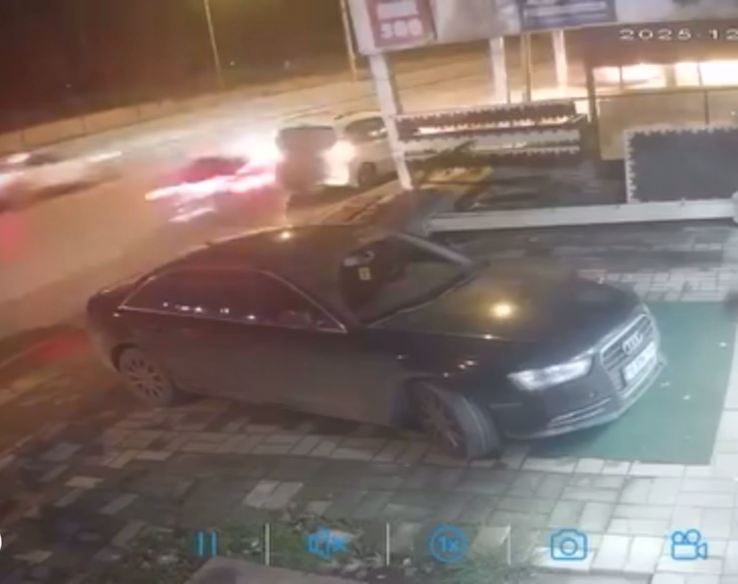 Bursa’da gece yarısı kaza anı kamerada : 1’i ağır 4 yaralı
