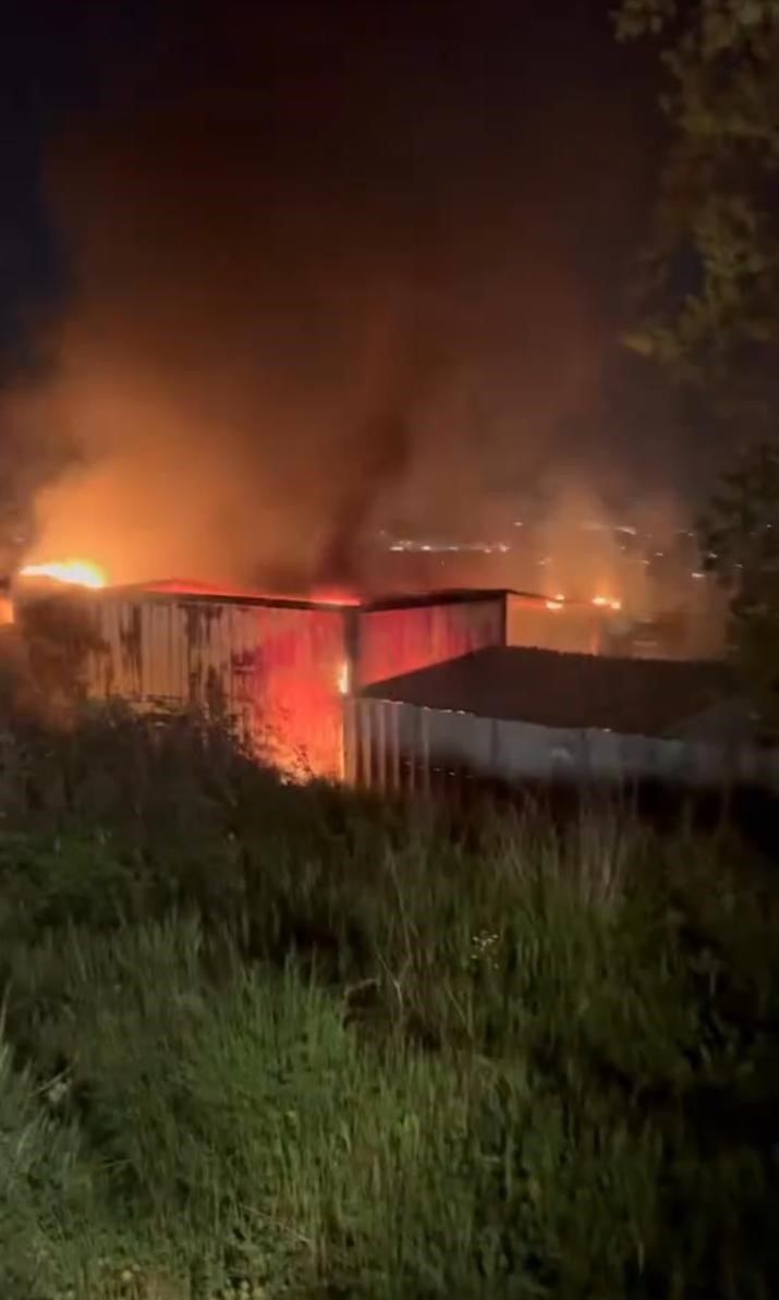 Bursa’da gece yarısı konteynır alevlere teslim oldu
