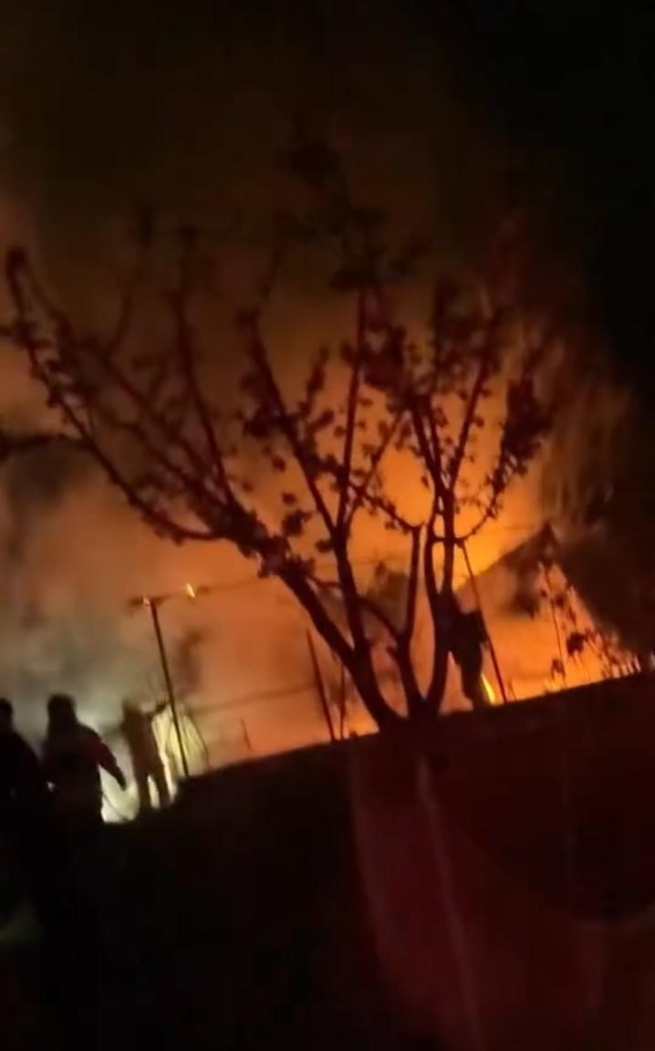 Bursa’da gece yarısı konteynır alevlere teslim oldu
