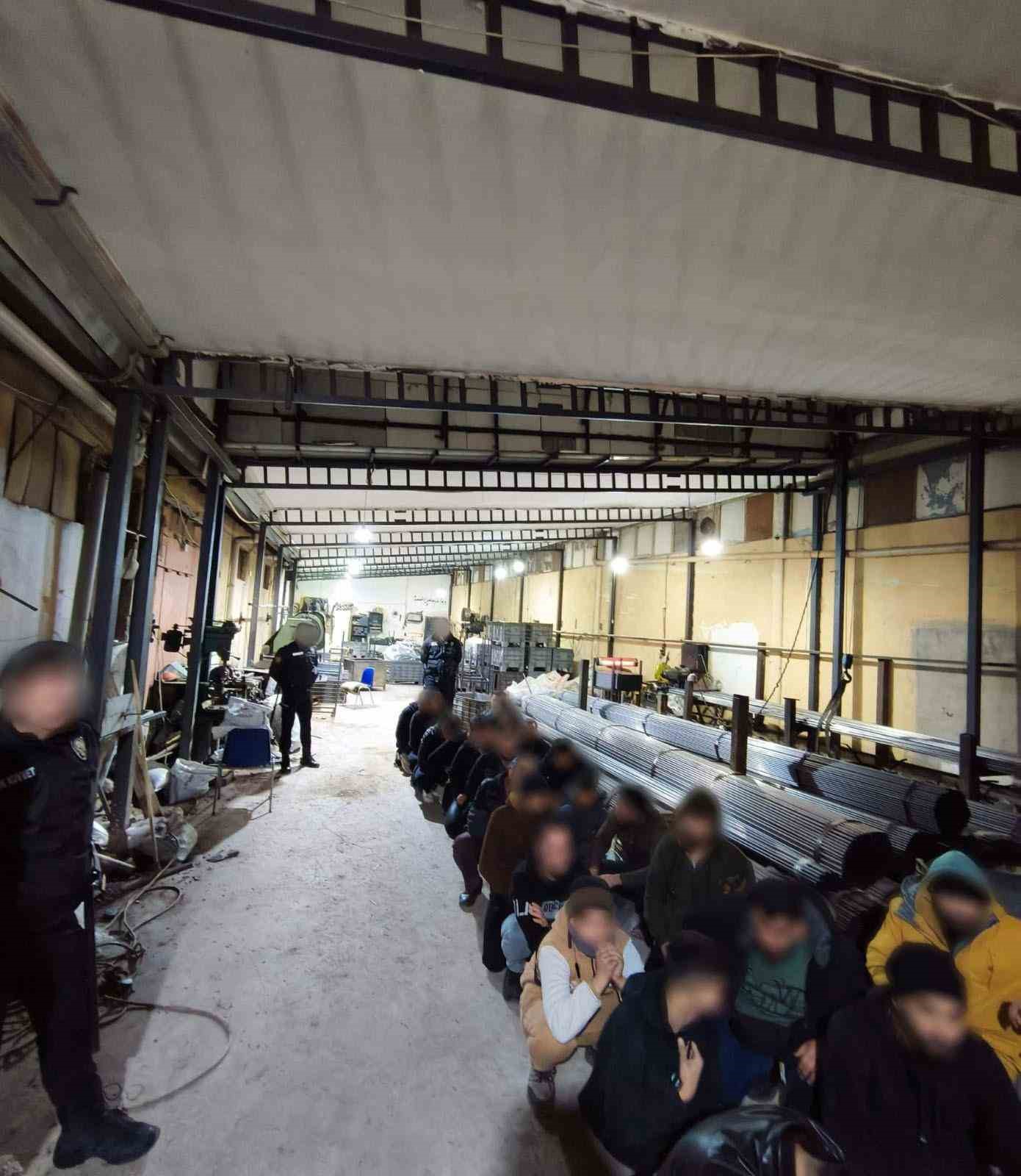 Bursa’da göçmen kaçakçılığına darbe: 29 yabancı uyruklu şahıs yakalandı
