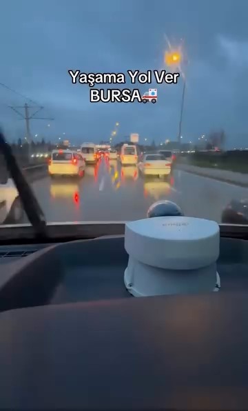 Bursa’da göz dolduran anlar, onlarca sürücü yol verdi
