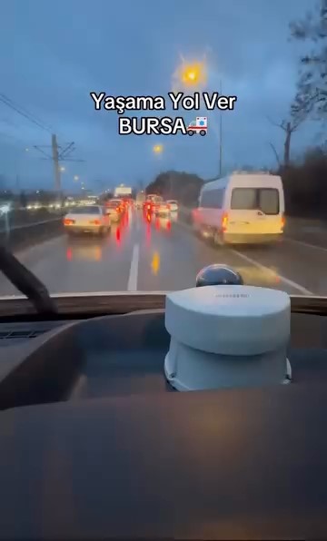 Bursa’da göz dolduran anlar, onlarca sürücü yol verdi
