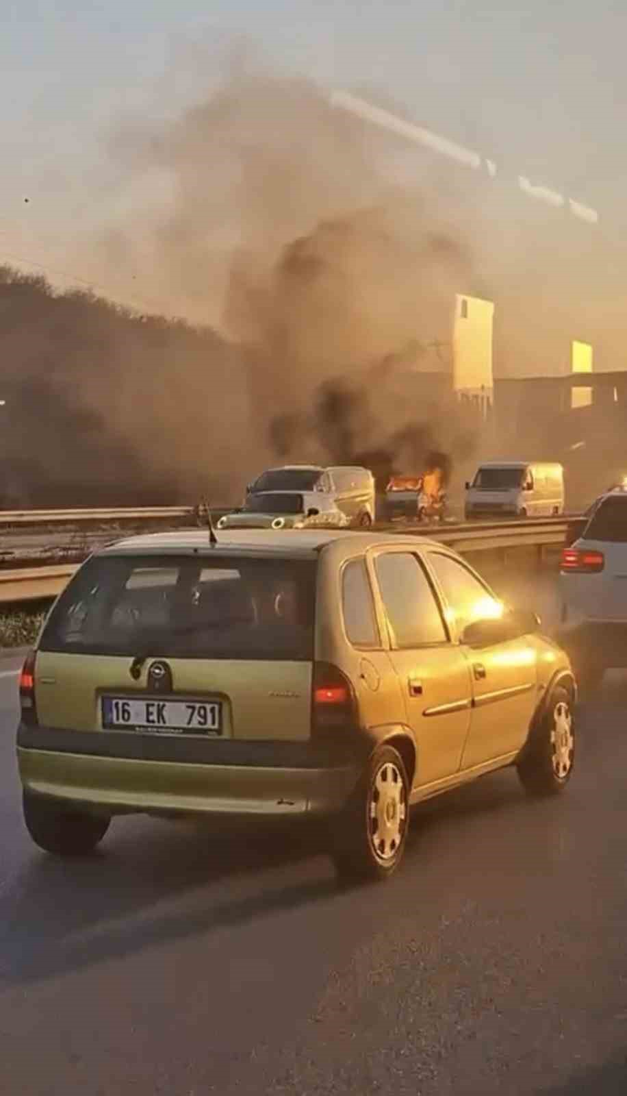Bursa’da hafif ticari araç alev aldı
