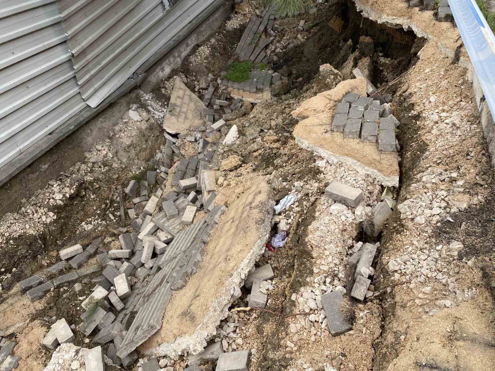 Bursa’da hafriyat çalışmasında yola zarar verdiler
