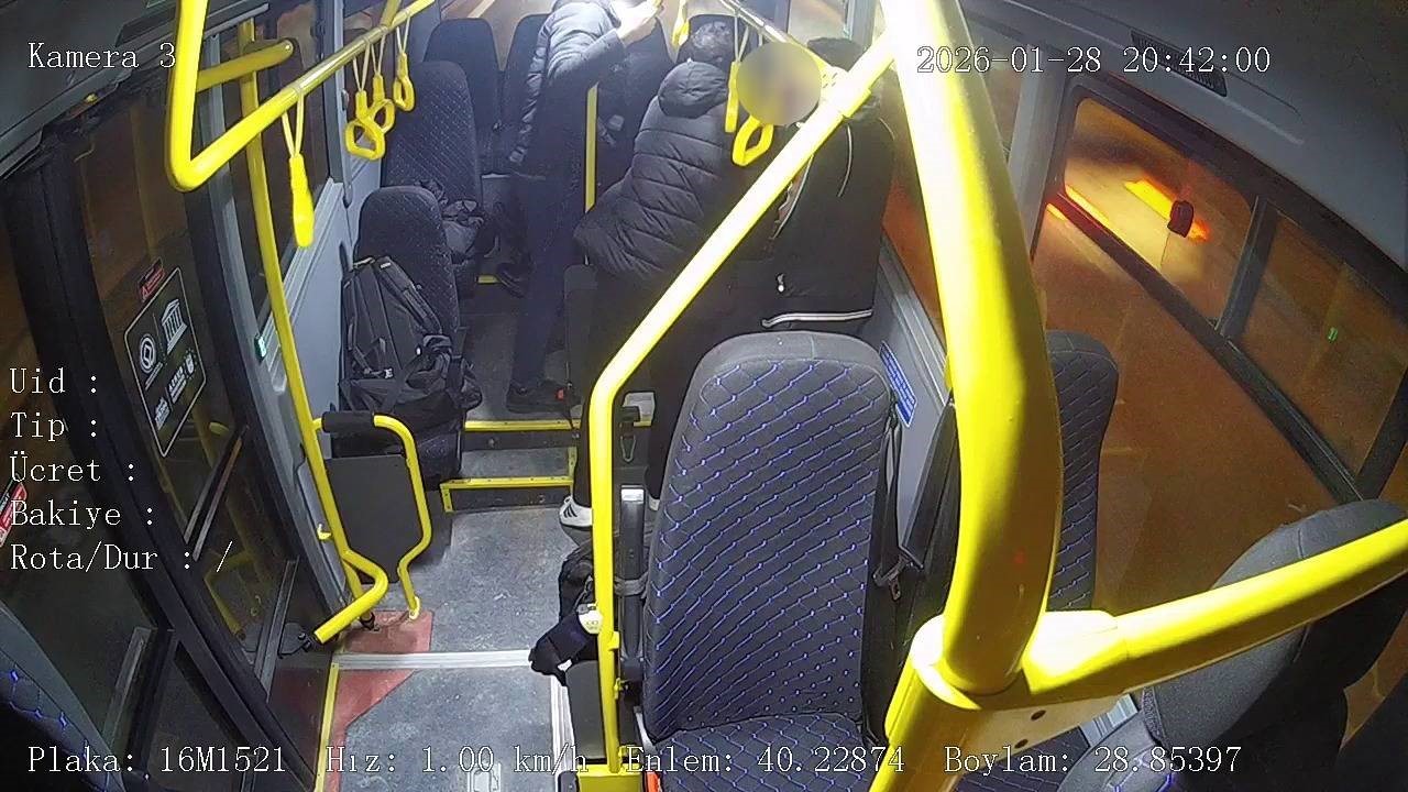 Bursa’da halk otobüsünde zamanla yarış...Kalp krizi geçiren yolcu için acile kırdı
