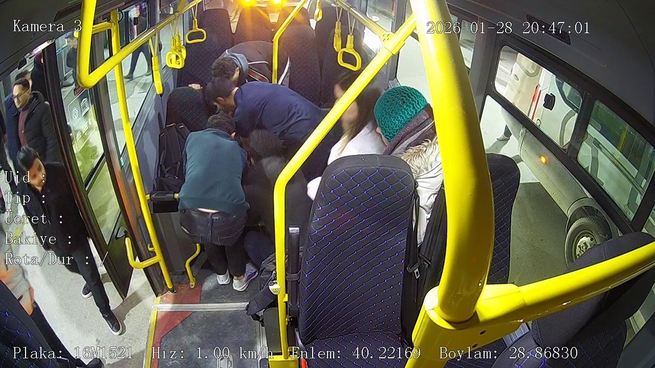 Bursa’da halk otobüsünde zamanla yarış...Kalp krizi geçiren yolcu için acile kırdı
