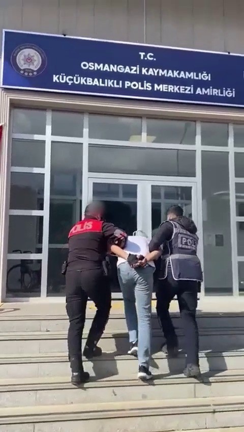 Bursa’da hapis cezası bulunan şahıs uyuşturucu ve silahla yakalandı
