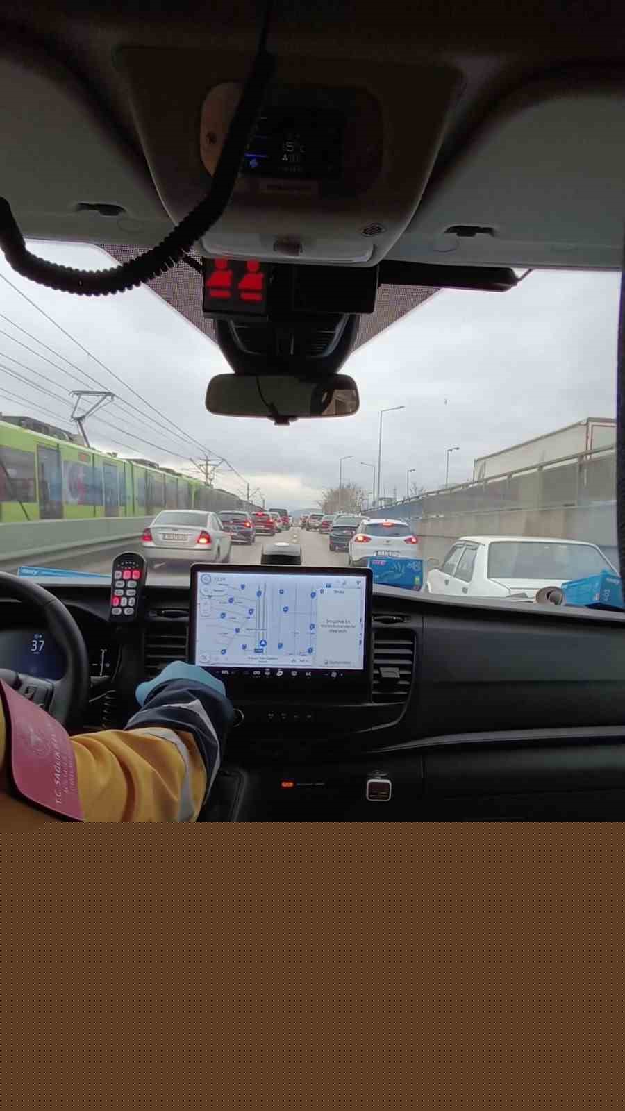 Bursa’da hayat koridoru açıldı Sürücülerden alkışlanacak hareket
