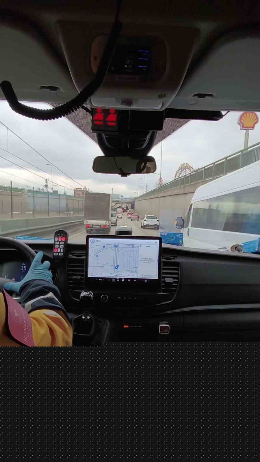 Bursa’da hayat koridoru açıldı Sürücülerden alkışlanacak hareket
