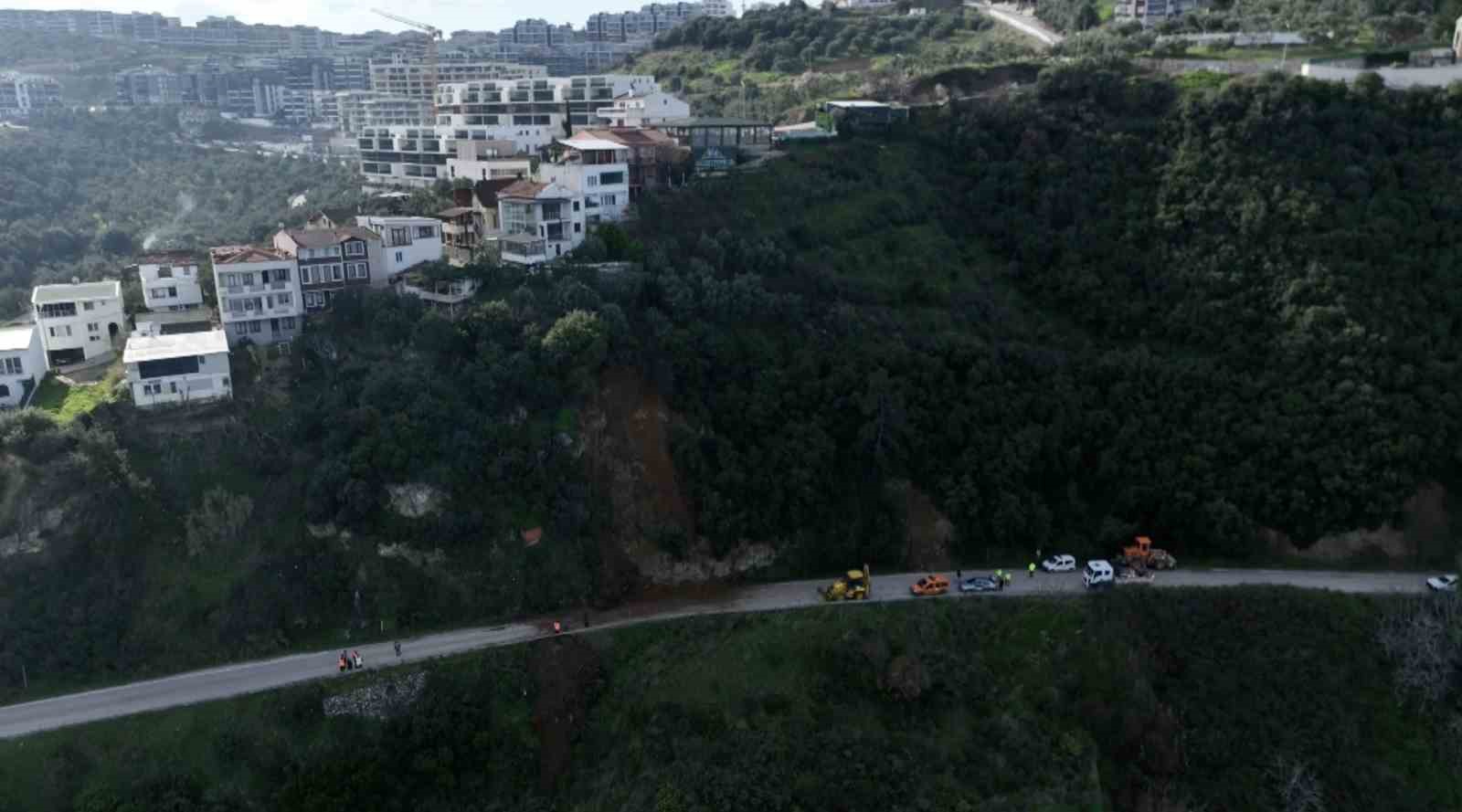 Bursa’da heyelan bölgesi temizlendi...Kayan bölge dron ile görüntülendi
