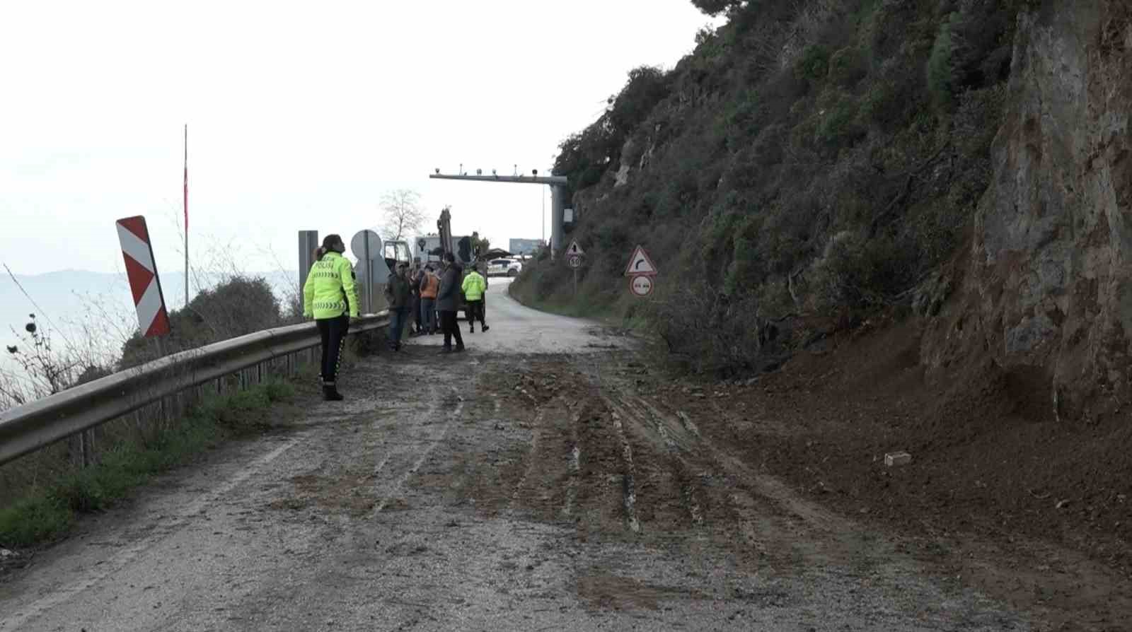 Bursa’da heyelan bölgesi temizlendi...Kayan bölge dron ile görüntülendi
