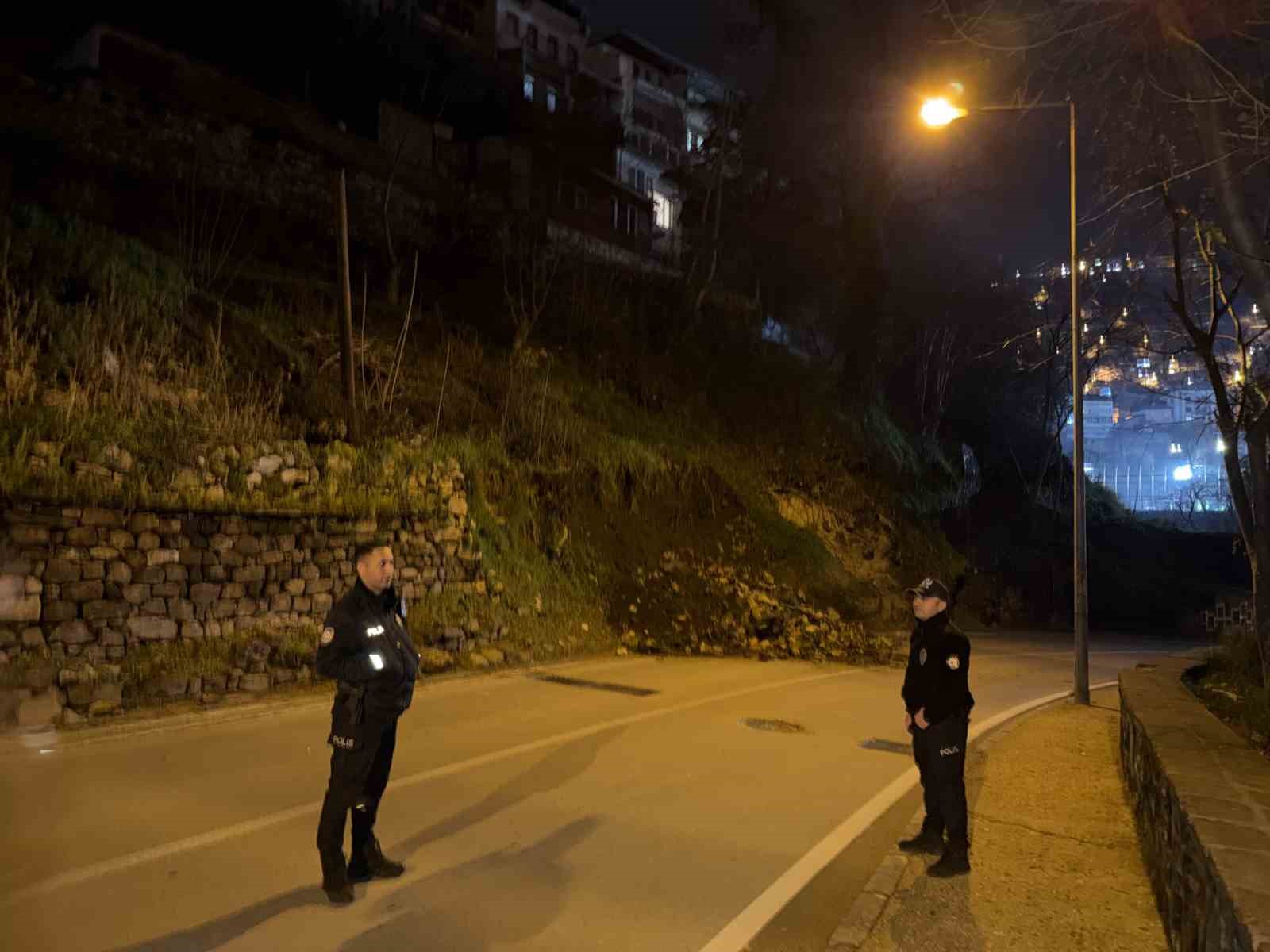 Bursa’da heyelan: Tophane-Muradiye yolu ulaşıma kapandı
