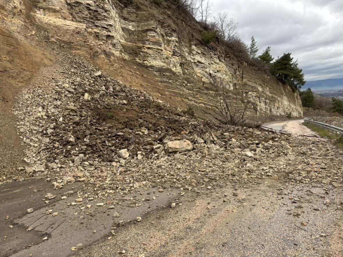 Bursa’da heyelan yolu kapattı: O anlar kamerada
