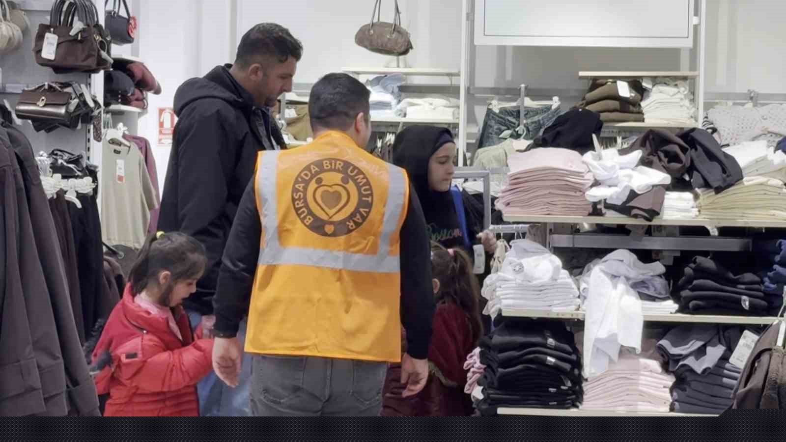 Bursa’da ihtiyaç sahibi 400 çocuğa bayram sevinci
