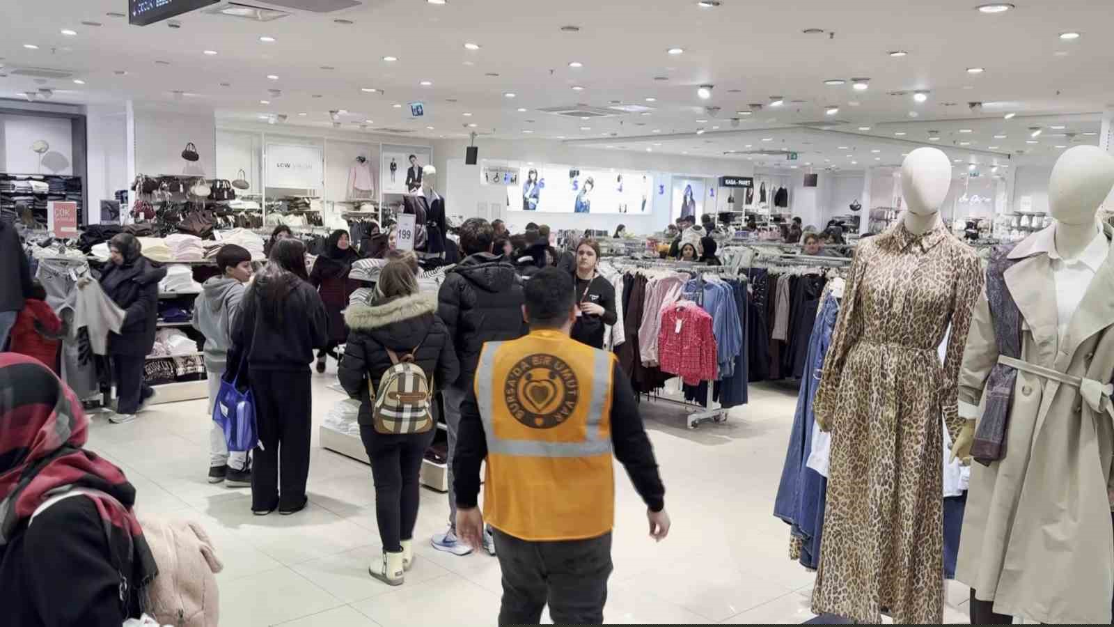 Bursa’da ihtiyaç sahibi 400 çocuğa bayram sevinci
