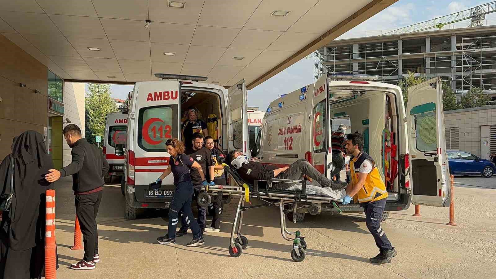 Bursa’da iki araç çarpıştı: 3 kişi yaralandı
