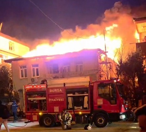 Bursa’da iki katlı evin çatısı alevlere teslim oldu
