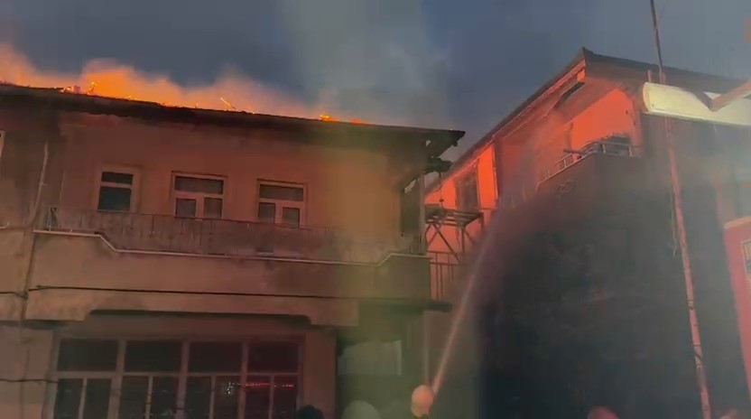 Bursa’da iki katlı evin çatısı alevlere teslim oldu
