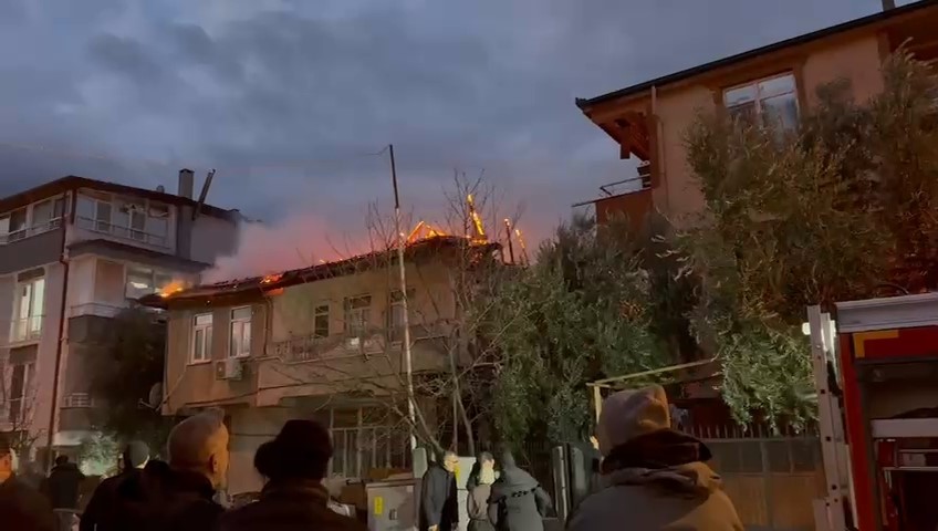 Bursa’da iki katlı evin çatısı alevlere teslim oldu
