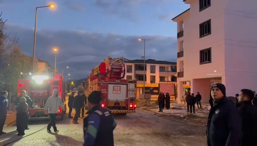 Bursa’da iki katlı evin çatısı alevlere teslim oldu
