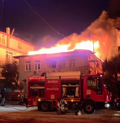 Bursa’da iki katlı evin çatısı alevlere teslim oldu
