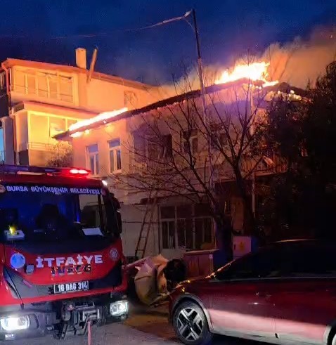 Bursa’da iki katlı evin çatısı alevlere teslim oldu
