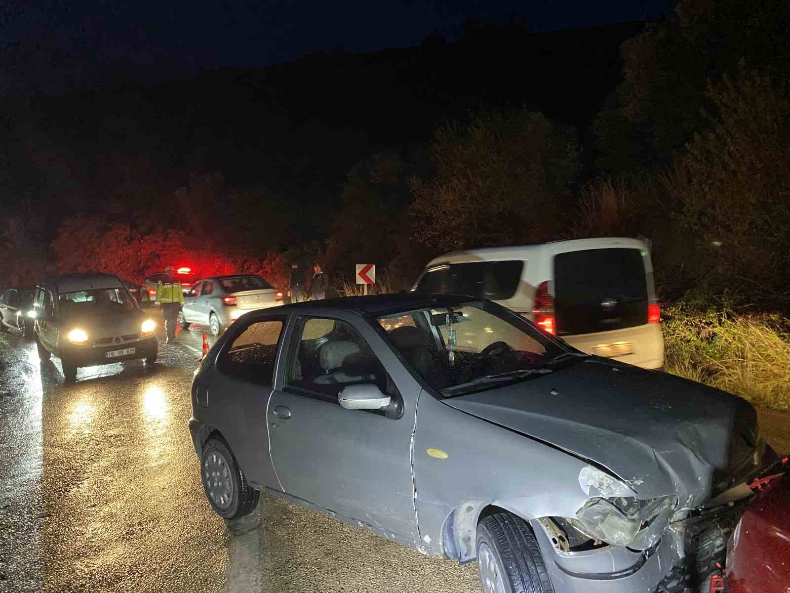 Bursa’da iki otomobil çarpıştı: 1 kişi yaralandı, 11 aylık bebek faciadan döndü
