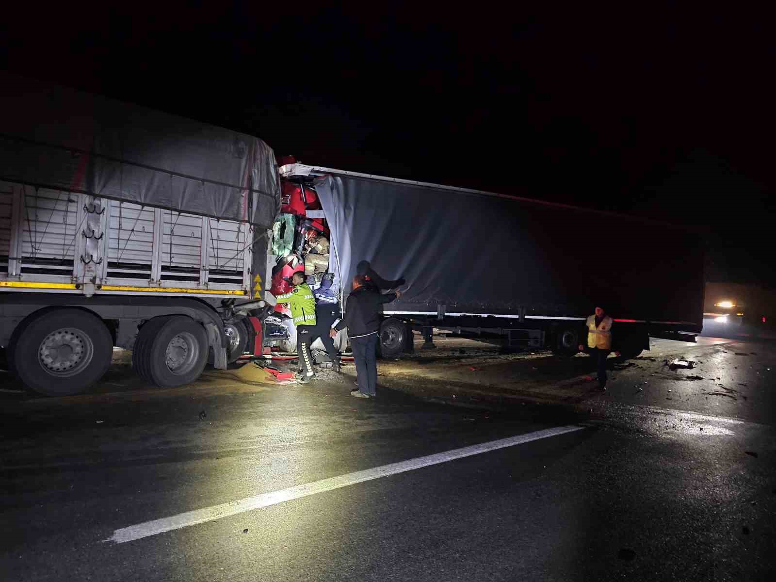 Bursa’da iki tırın çarpıştığı kazada 1 kişi hayatını kaybetti
