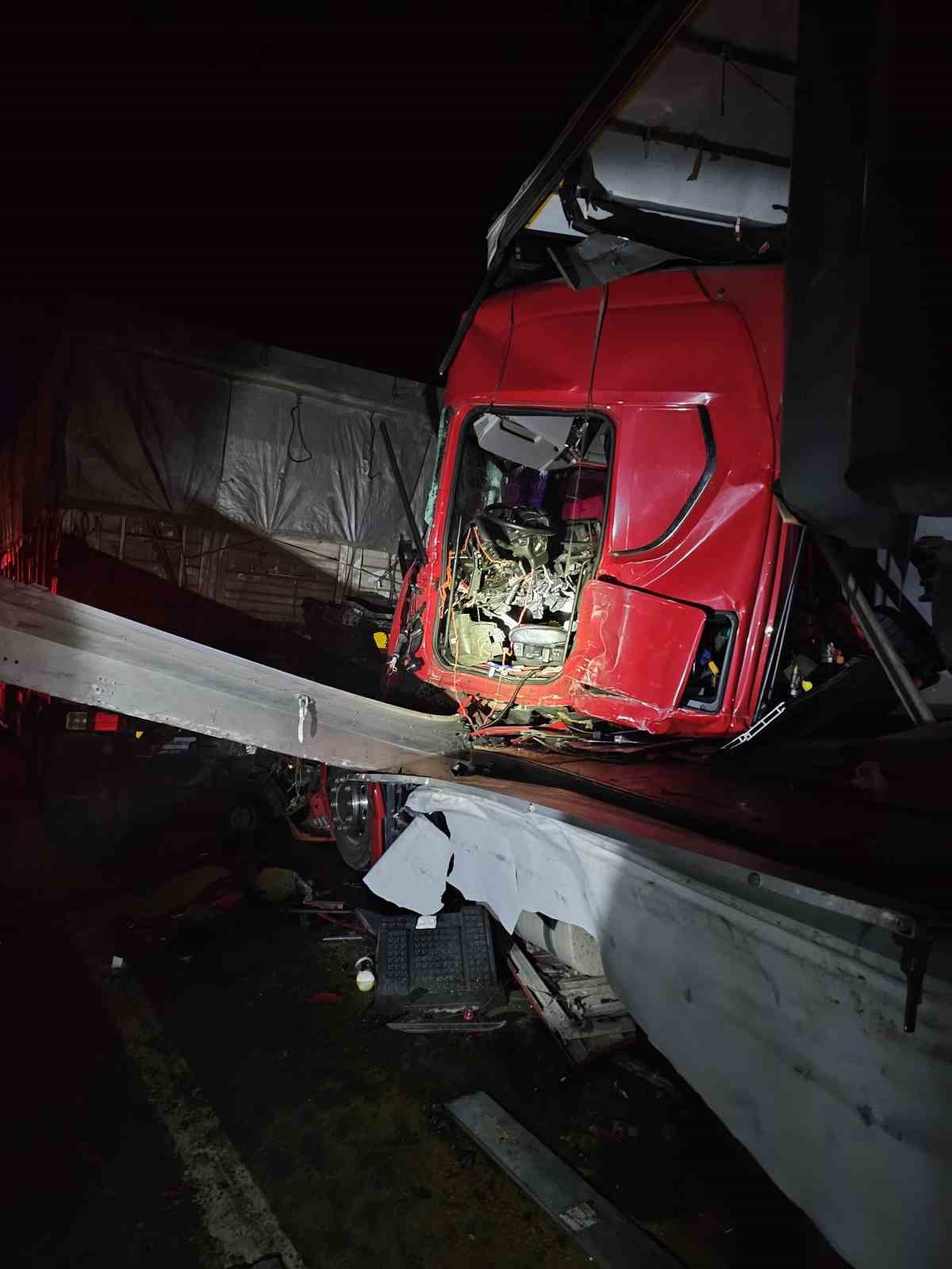 Bursa’da iki tırın çarpıştığı kazada 1 kişi hayatını kaybetti
