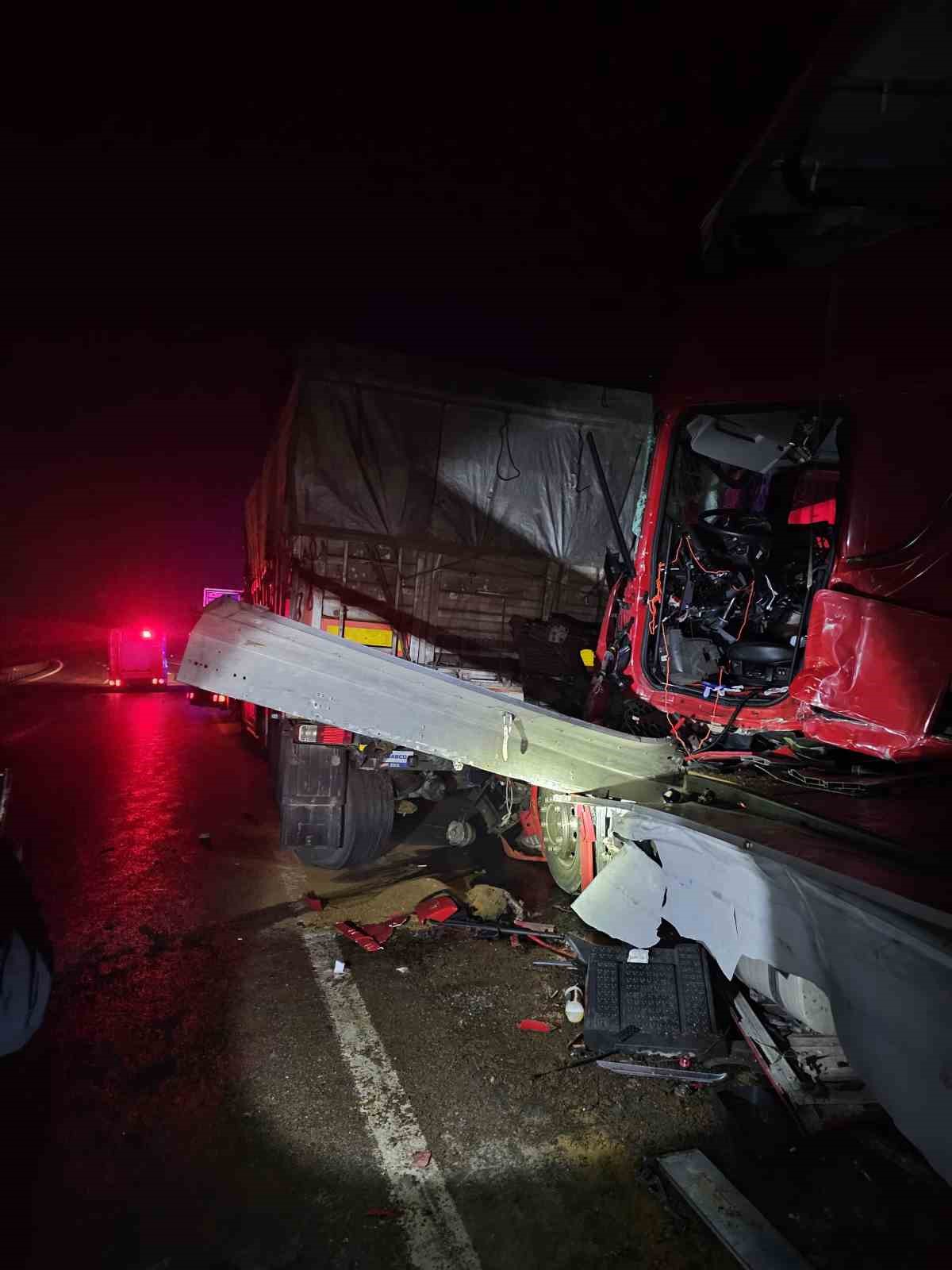 Bursa’da iki tırın çarpıştığı kazada 1 kişi hayatını kaybetti
