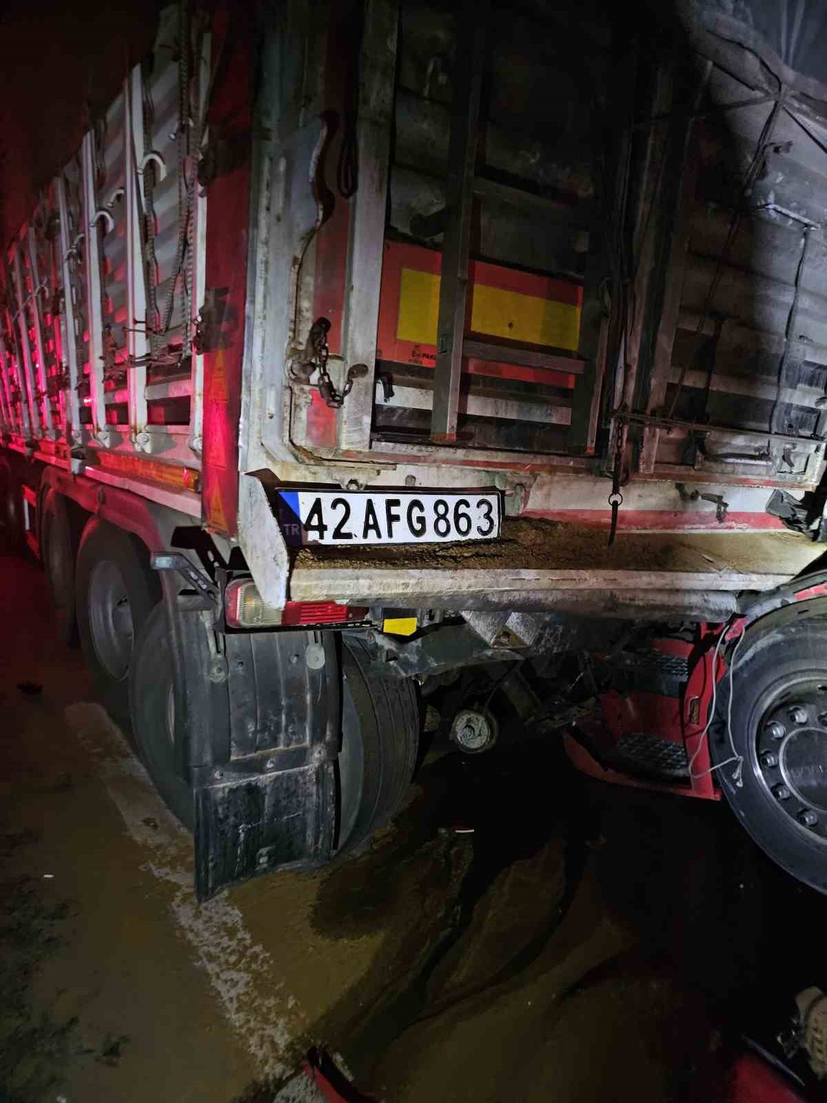 Bursa’da iki tırın çarpıştığı kazada 1 kişi hayatını kaybetti
