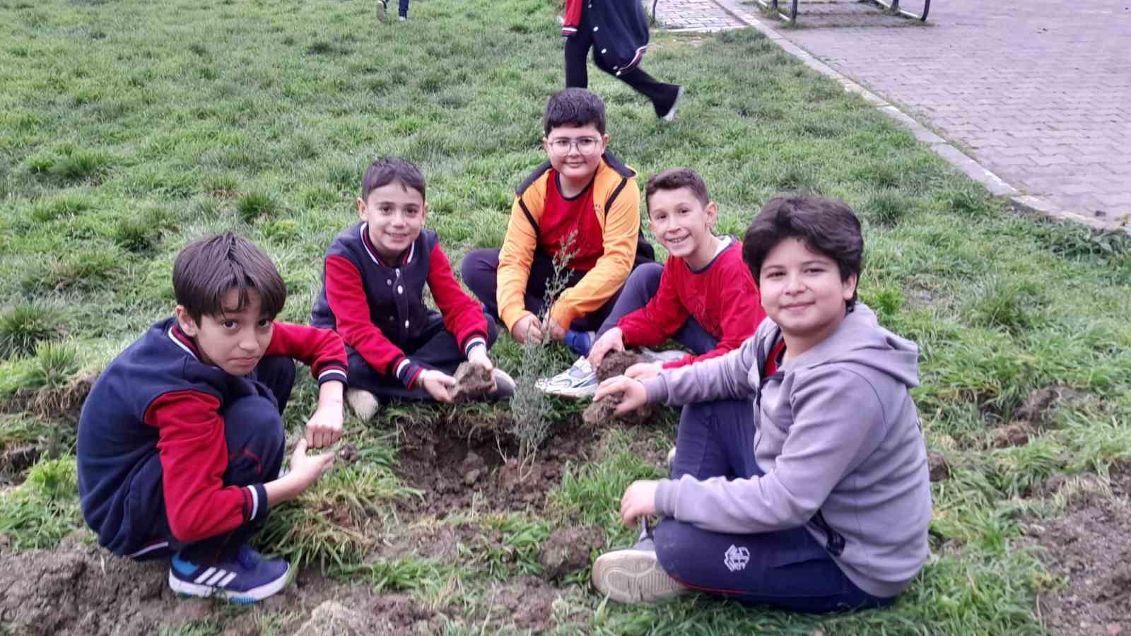 Bursa’da ilköğretim öğrencileri selvi fidanı diktiler
Bursa’da ilköğretim öğrencileri selvi fidanı diktiler