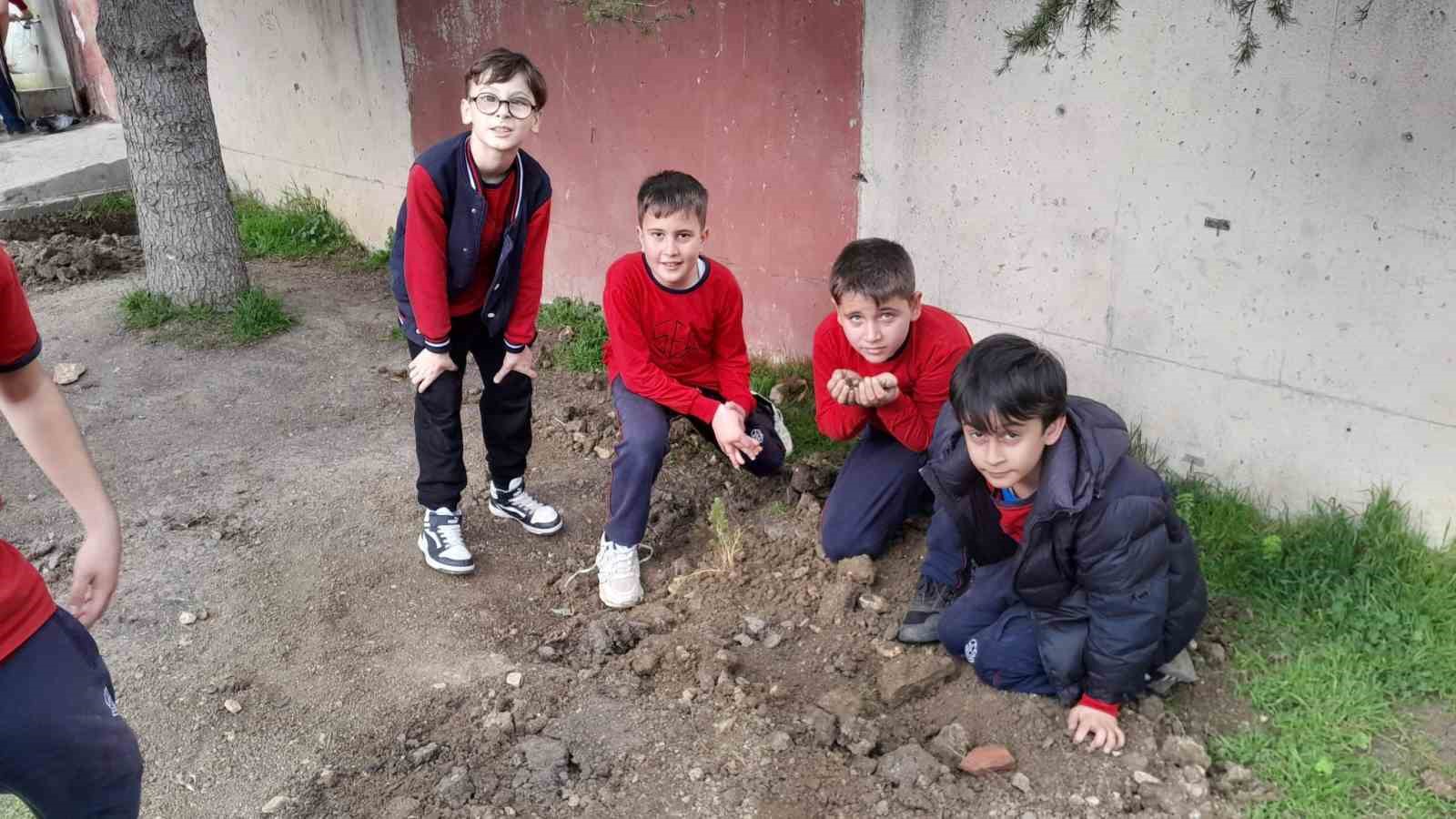 Bursa’da ilköğretim öğrencileri selvi fidanı diktiler
Bursa’da ilköğretim öğrencileri selvi fidanı diktiler