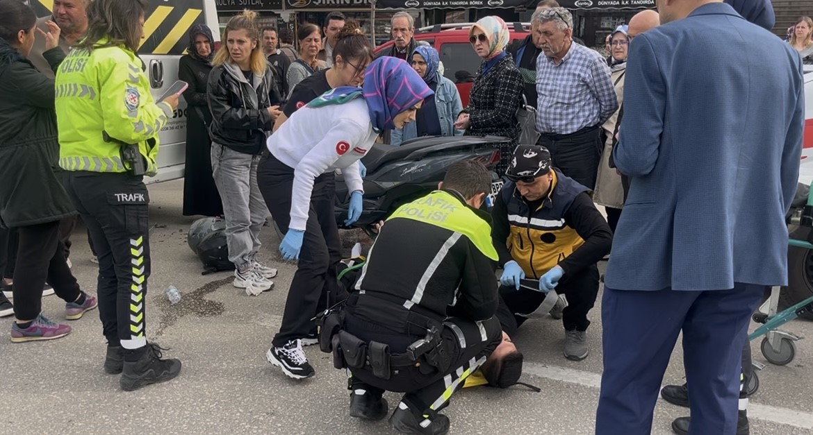 Bursa’da işçi servisine motosiklet çarptı: 2 yaralı
