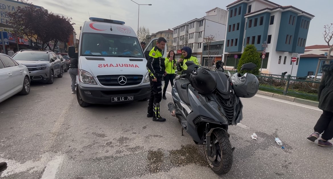 Bursa’da işçi servisine motosiklet çarptı: 2 yaralı
