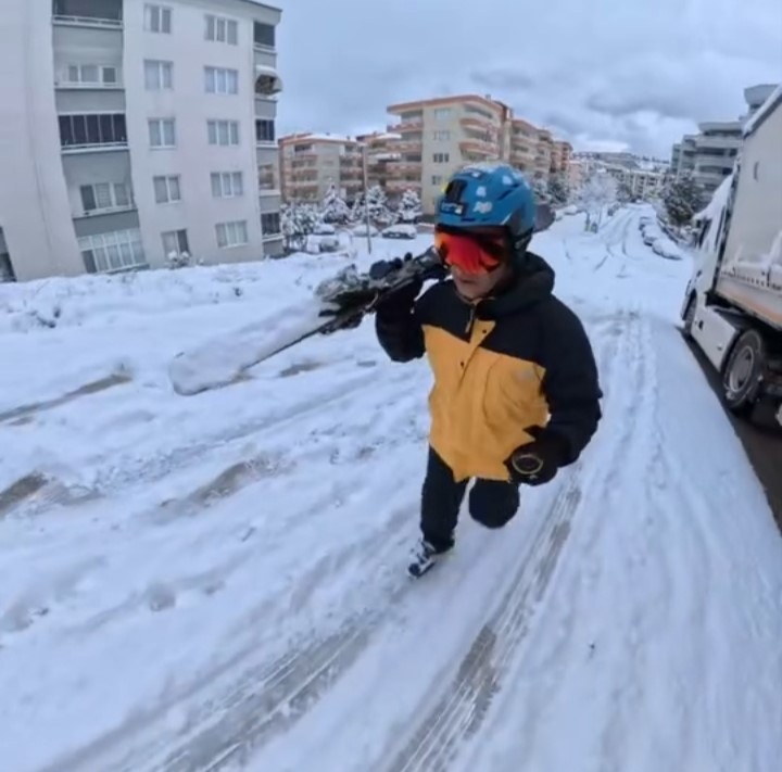 Bursa’da işe kayakla gitti
