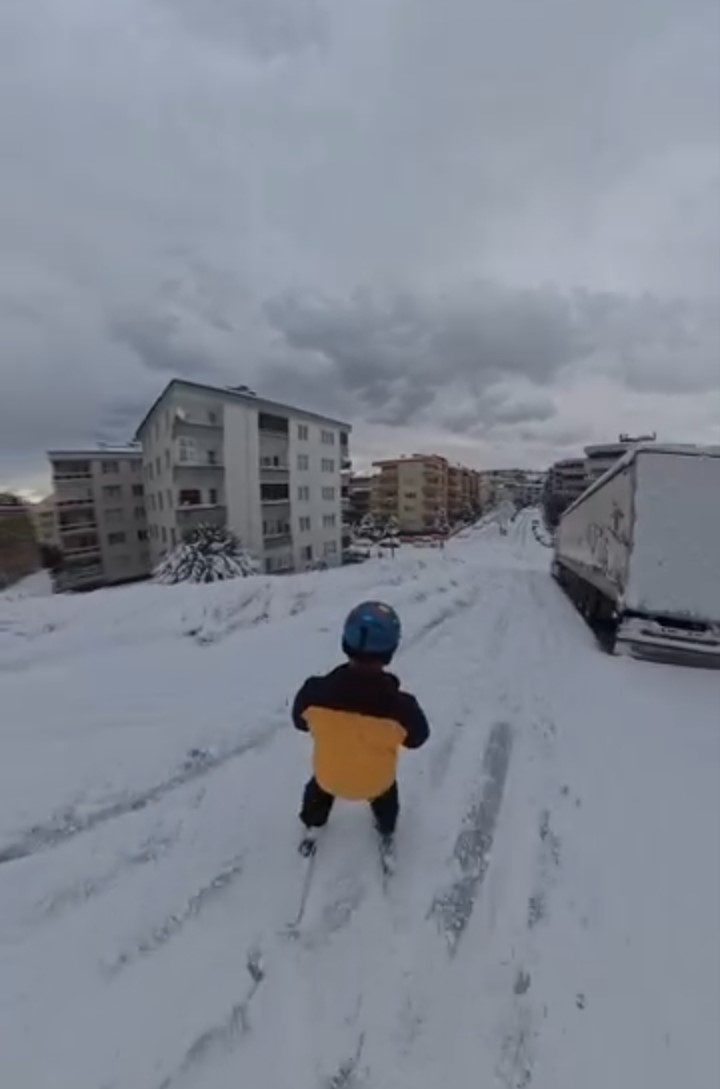 Bursa’da işe kayakla gitti
