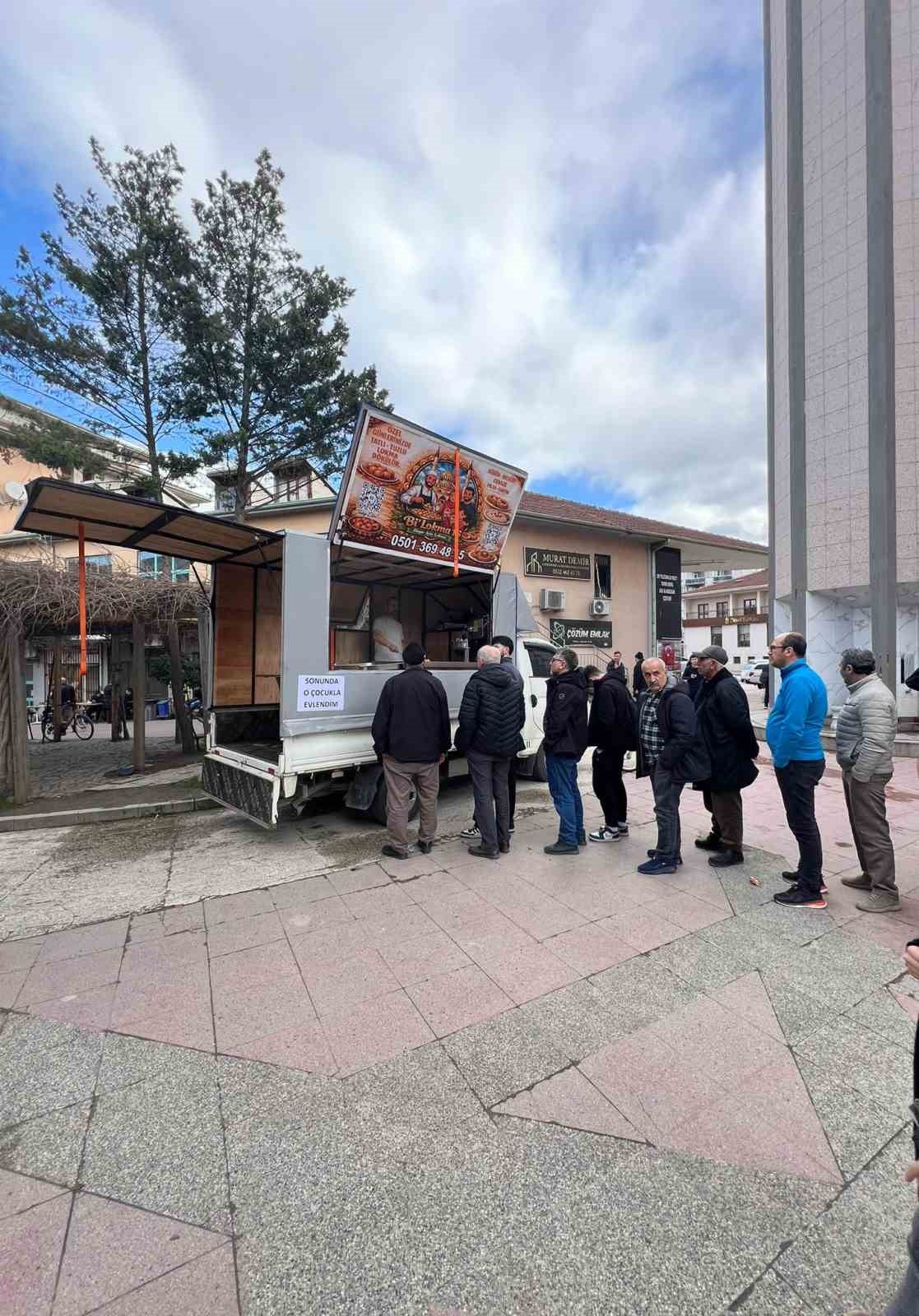 Bursa’da istediği ile evlenen kadın lokma dağıttı
