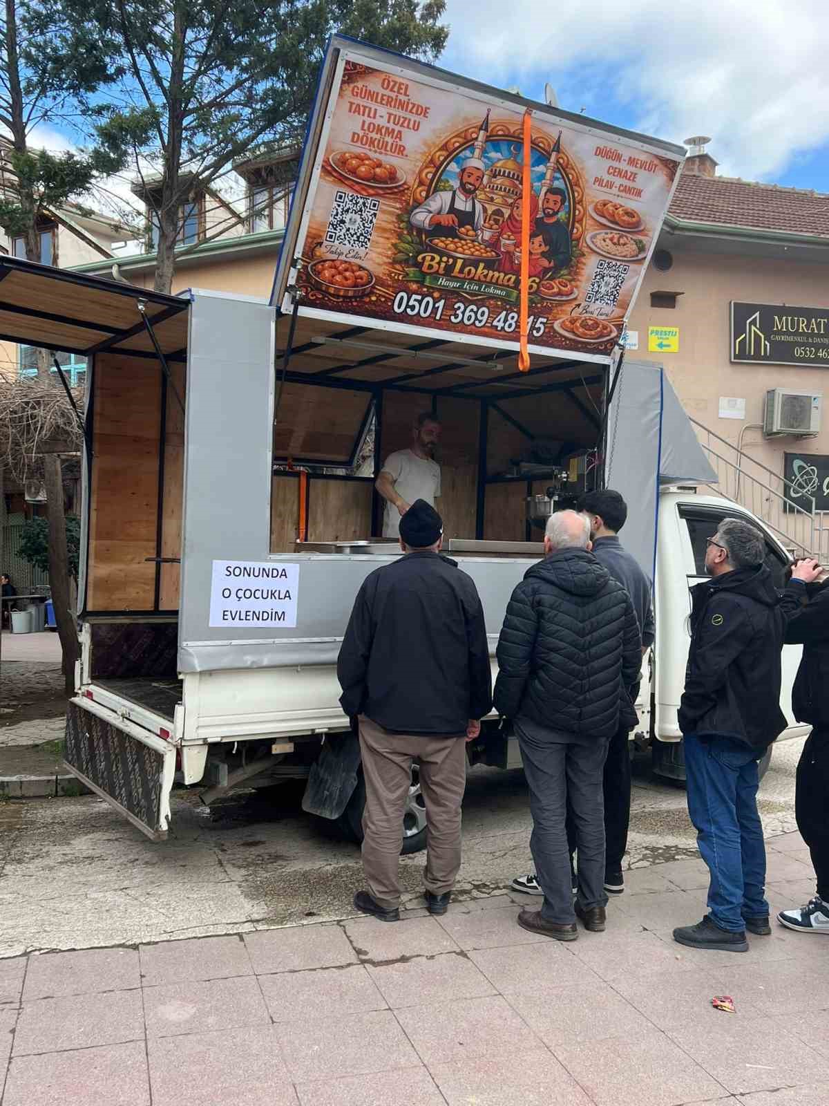 Bursa’da istediği ile evlenen kadın lokma dağıttı
