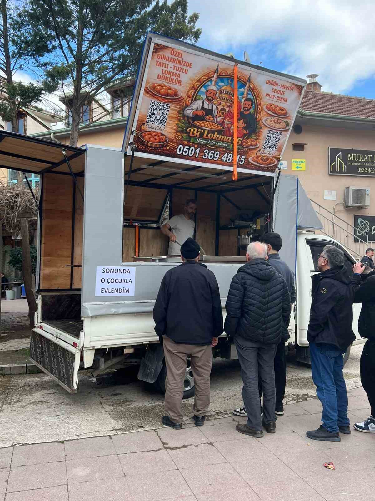Bursa’da istediği ile evlenen kadın lokma dağıttı
