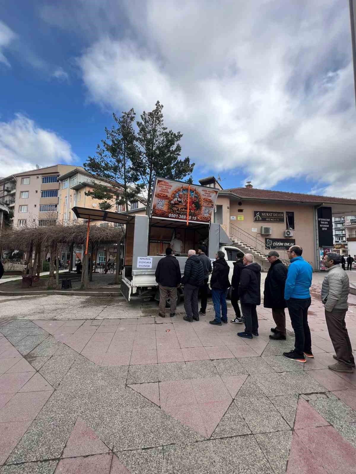Bursa’da istediği ile evlenen kadın lokma dağıttı
