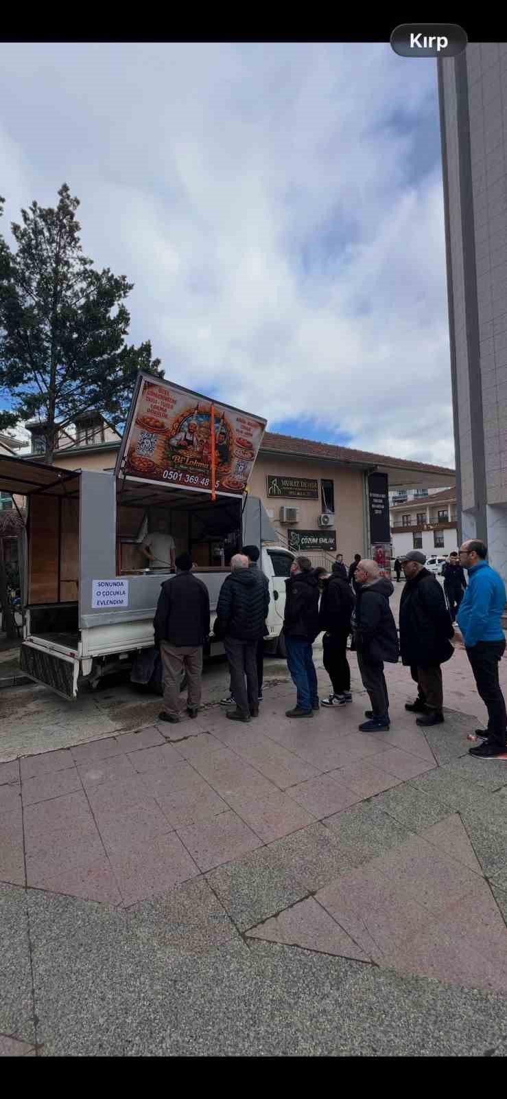 Bursa’da istediği ile evlenen kadın lokma dağıttı
