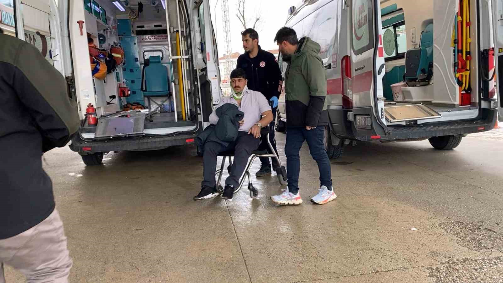 Bursa’da kamyonet ile hafif ticari araç çarpıştı: 4 yaralı
